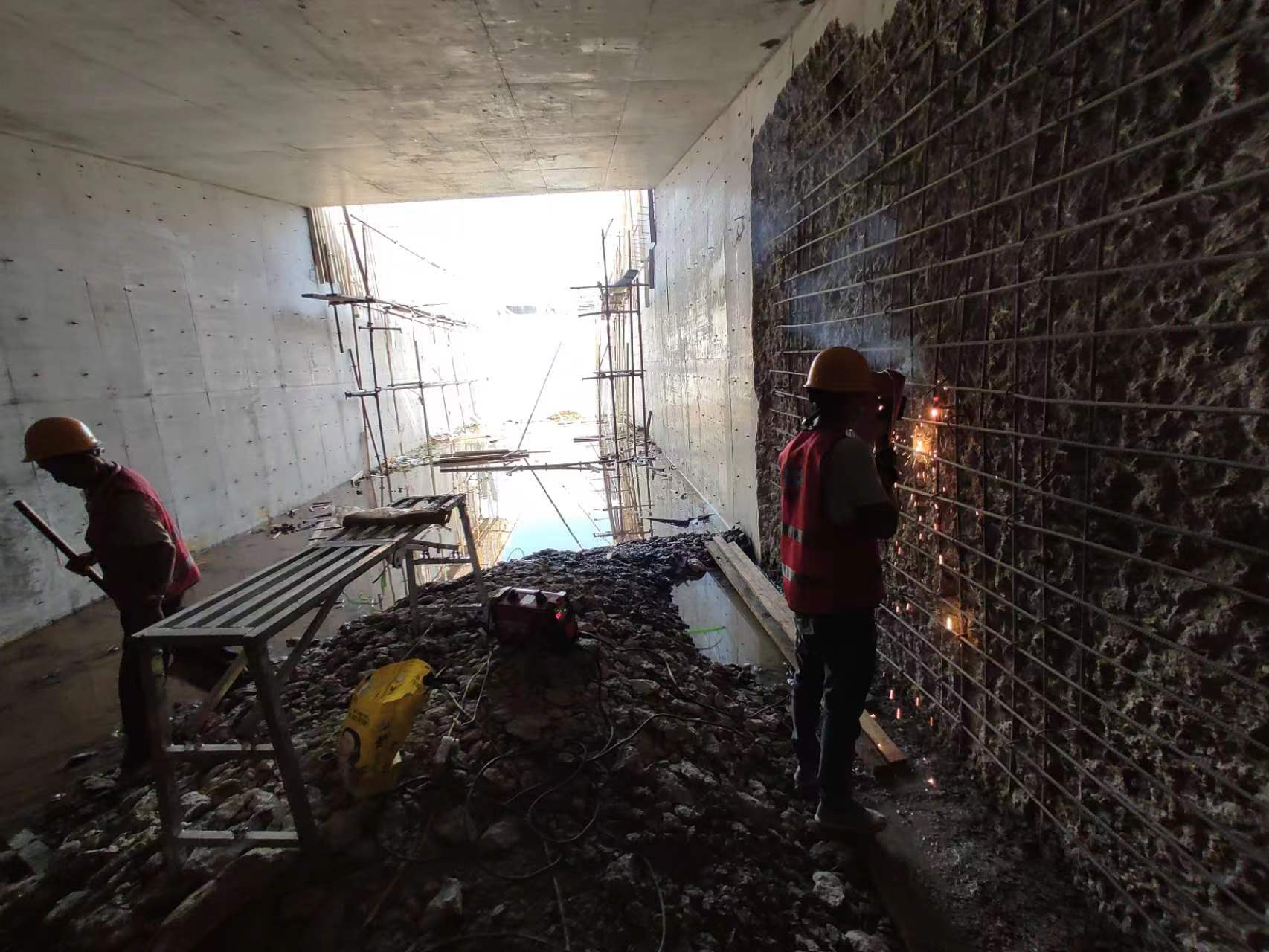 东宁挖断承重墙导致楼体开裂，加固施工方案出炉
